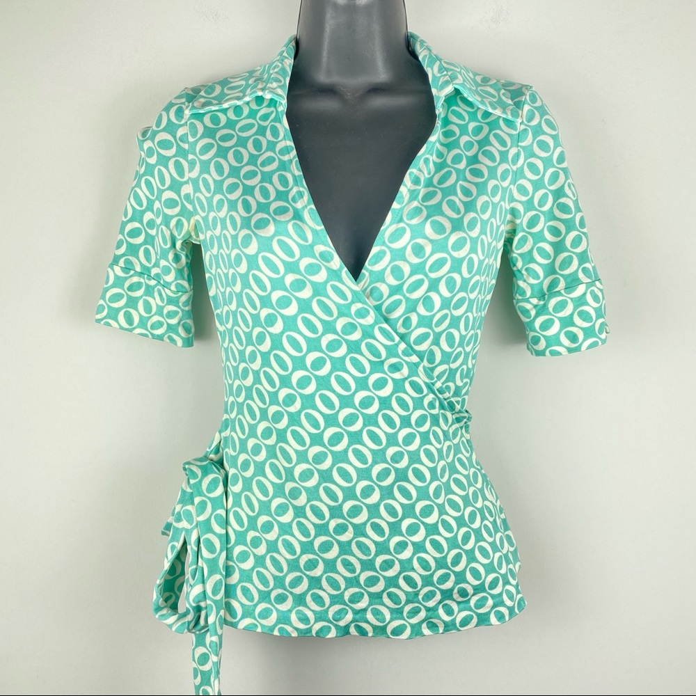 DVF Silk Wrap Blouse Geo Print Short Sleeve Top sz 2 small